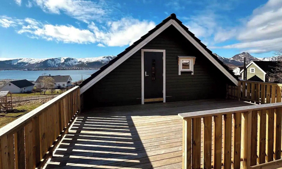 Sandnes Apartment | 1 Bed Loft Sleeps 4 -Hot Tub, Sauna & Pets Ok
