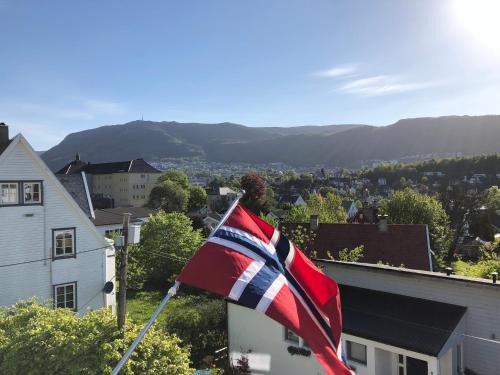 Arstad Apartment | # 1 Mountain View with free street parking