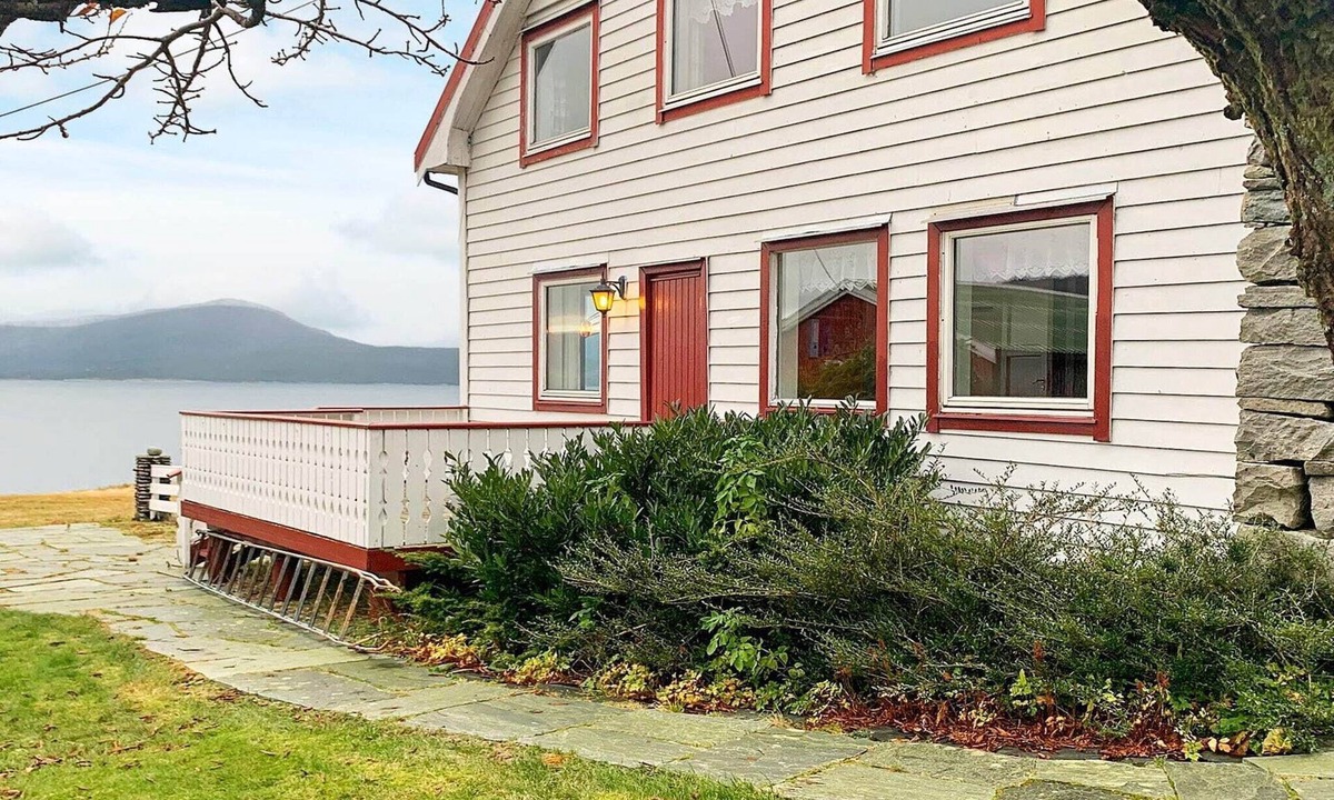 Gulen Municipality House | 10 person holiday home in Brekke