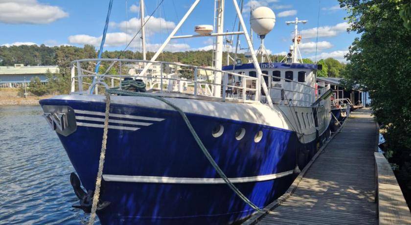 Sodertalje Boat Rental | 11 m² Houseboat ∙ 5 guests