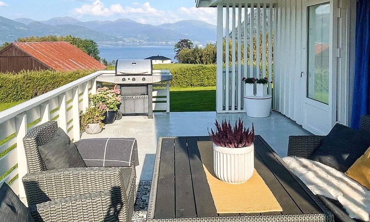 Davik House | 12 person holiday home in Davik