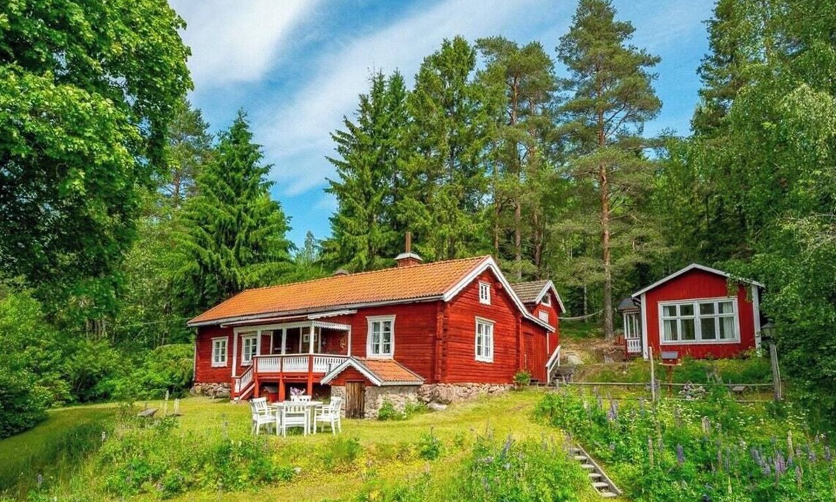 Jarbo House | 1800s timber house by the river in Gästrikland