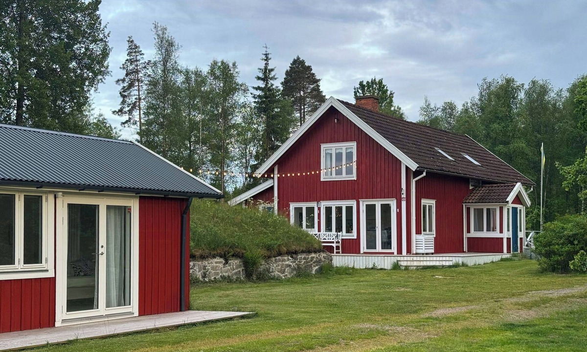 Eriksmala House | 1848 farm with annex in Swedish forest