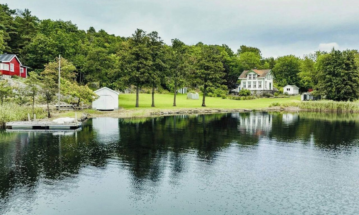 Arendal House | 1875 country estate with orchard and sea views