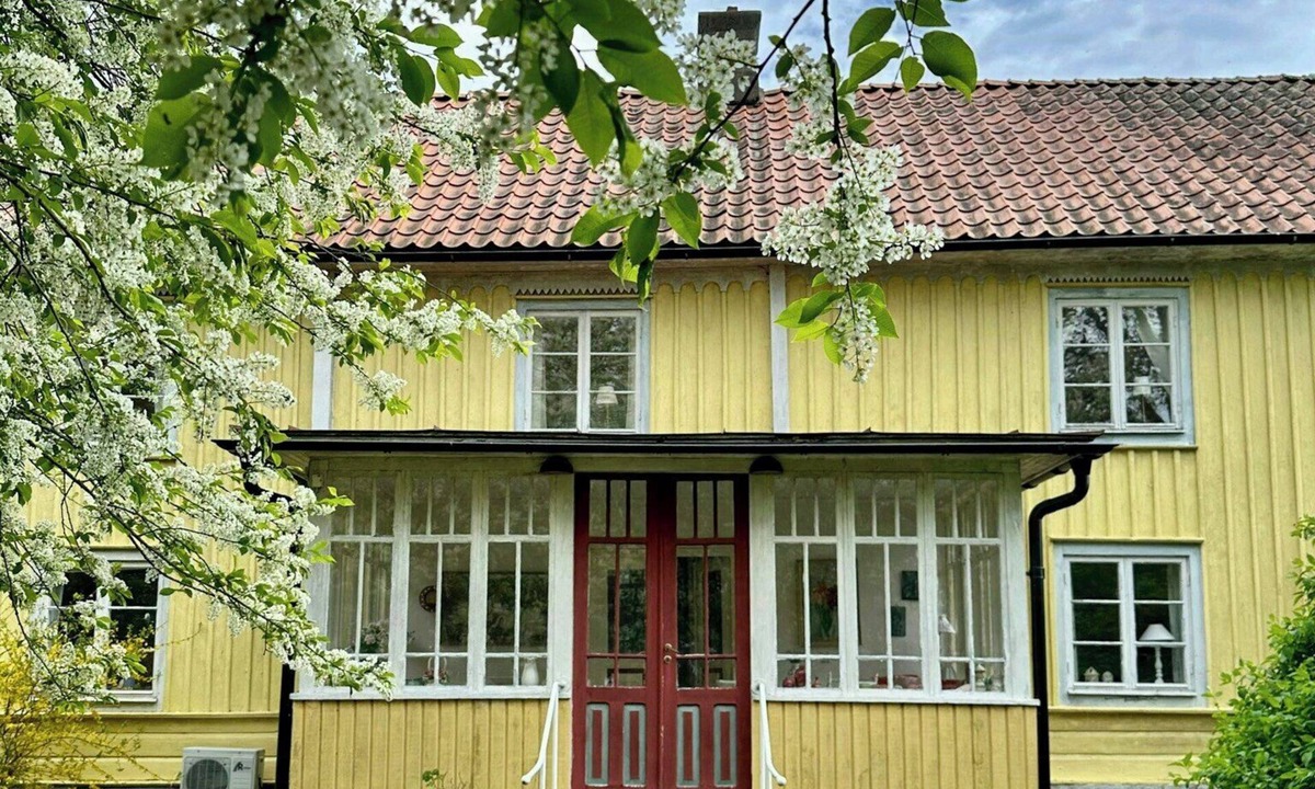 Soderakra House | 18th century house with glass porch in Småland