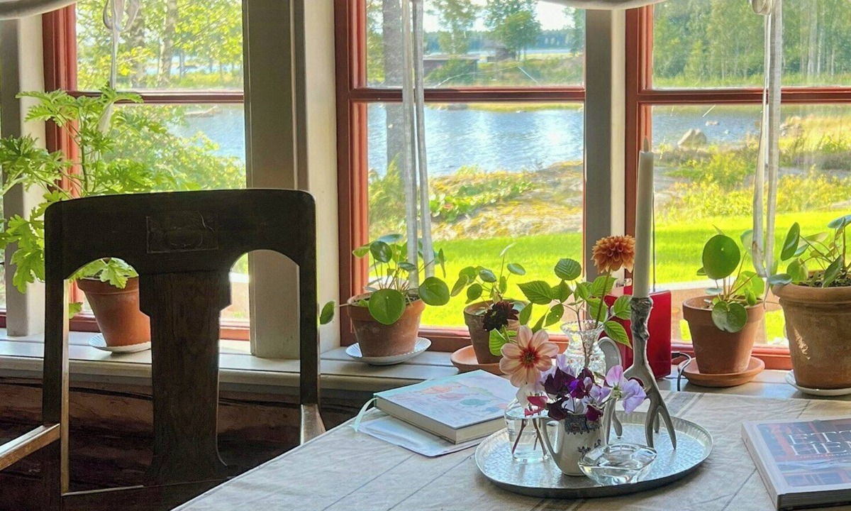 Umea Municipality House | 18th-century timber house by sea bay near Umeå