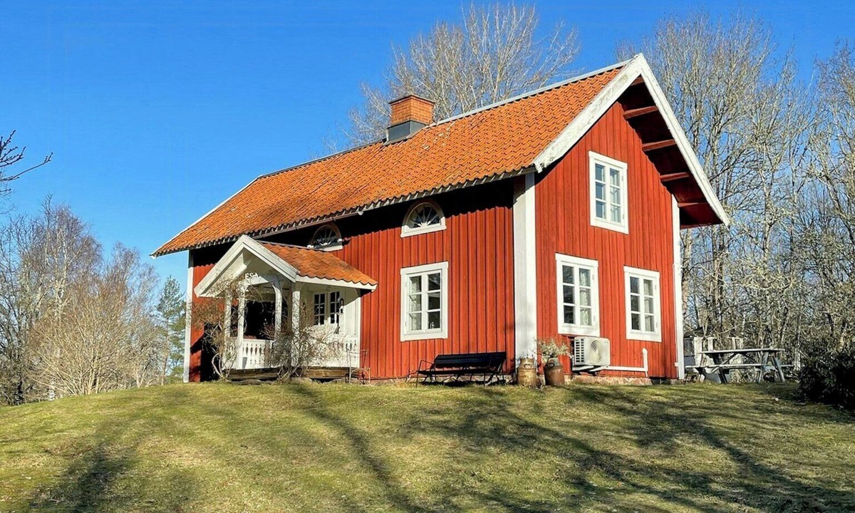 Hogsby House | 19th-century farm with private lake in Småland