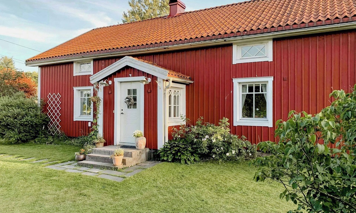 Sandared House | 19th century house with antiques in rural setting