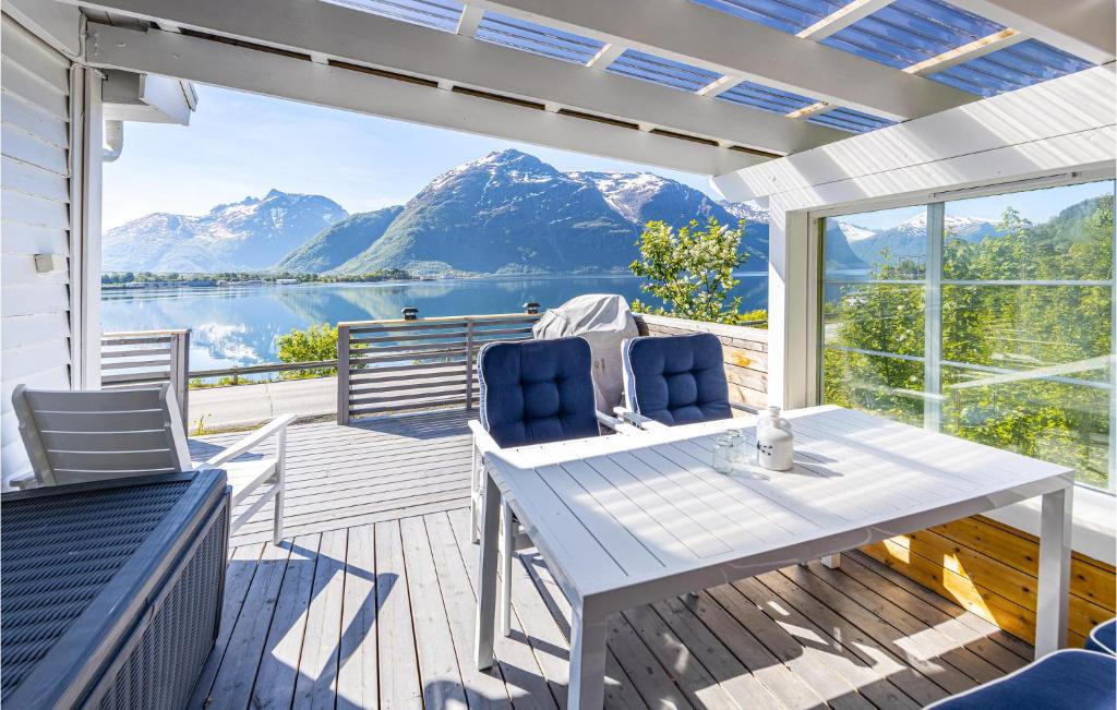 Rauma kommune House | 2 Bedroom Awesome Home In Isfjorden