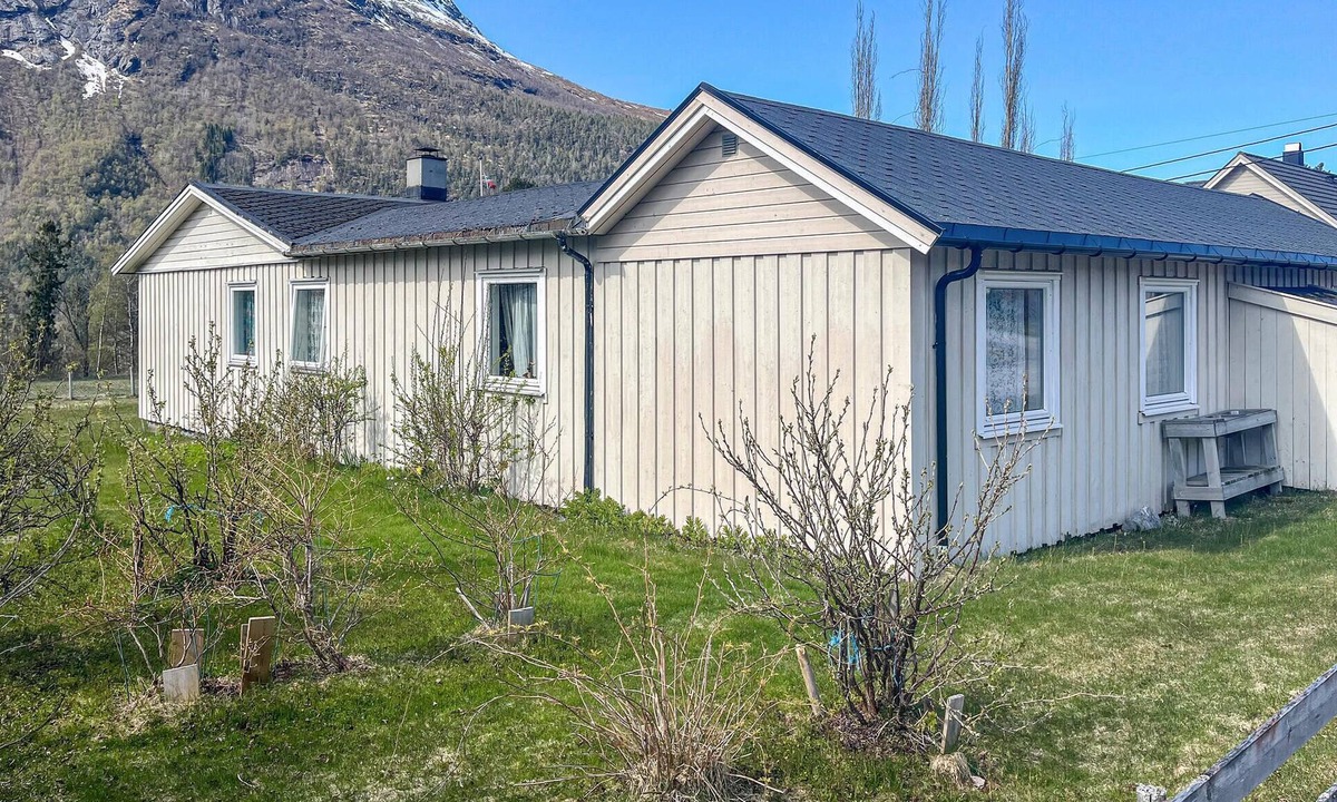Nesset Apartment | 2 bedroom lovely apartment in Eresfjord