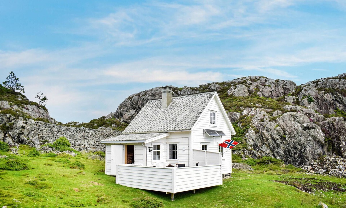 Selbjorn House | 2 bedroom lovely home in Stolmen