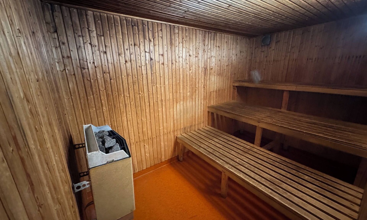 Forsheda House | 2 stora hus, 20 rum, jacuzzi, bastu, lekplats, sjö, ljud, ljus, TV, bra internet
