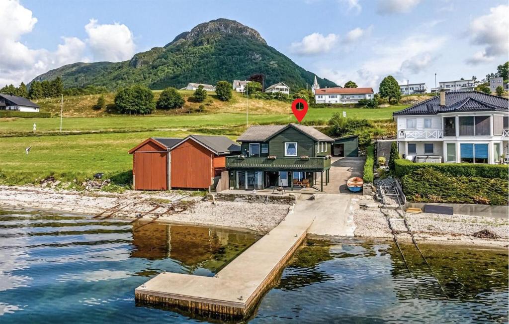Vindafjord Apartment | 3 Bedroom Beach Front Apartment In Sandeid