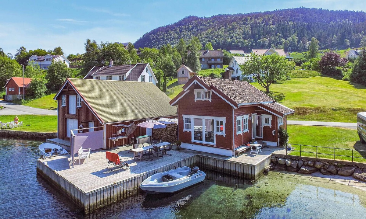 Suldal House | 3 bedroom beach front home in Erfjord