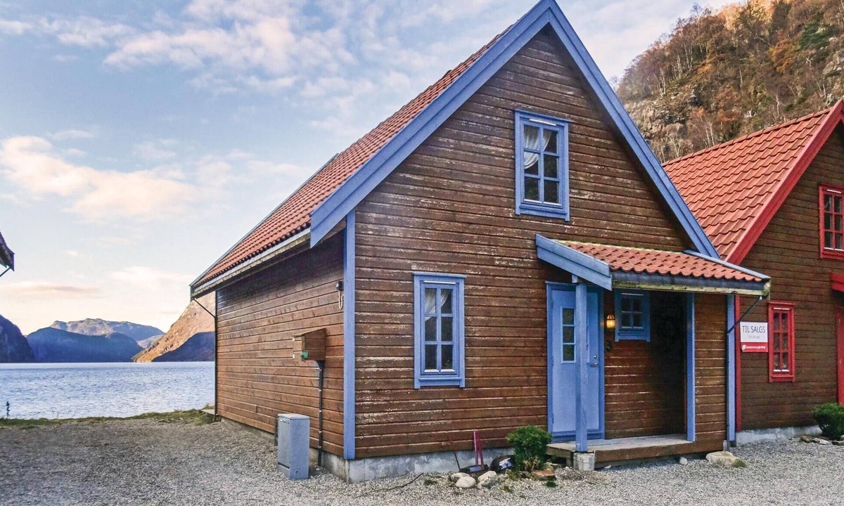 Gjesdal House | 3 bedroom beach front home in Dirdal