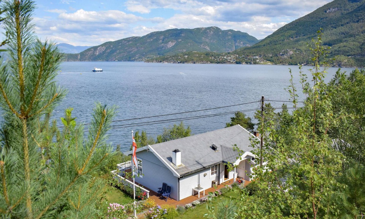 Jondal House | 3 bedroom beach front home in Jondal