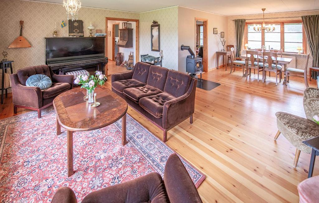 Roke House | 3 Bedroom Nice Home In Röke