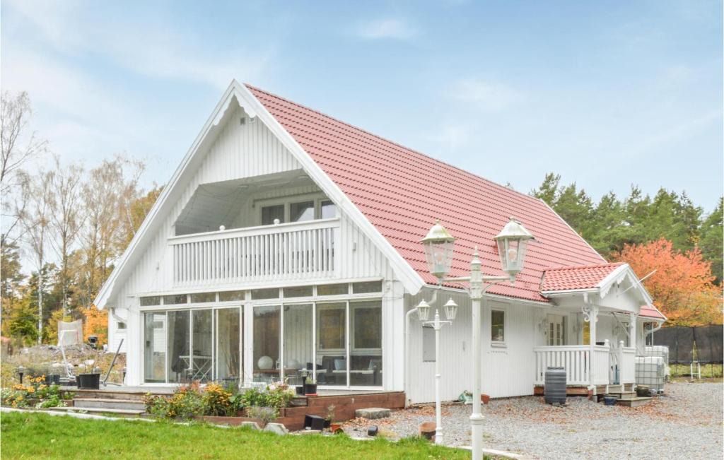 Djurhamn House | 4 Bedroom Beach Front Home In Djurhamn