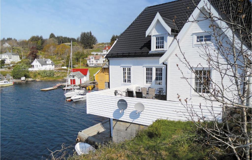 Sund Apartment | 4 Bedroom Cozy Apartment In Steinsland