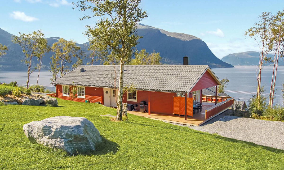 Hundeidvik House | 4 bedroom cozy home in Hundeidvik