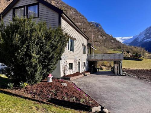 Jostedal House | 4 bedroom house in beautiful Oldedalen