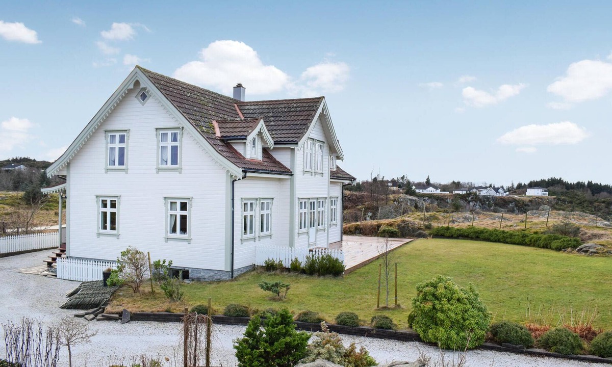 Selbjorn House | 4 bedroom nice home in Bekkjarvik