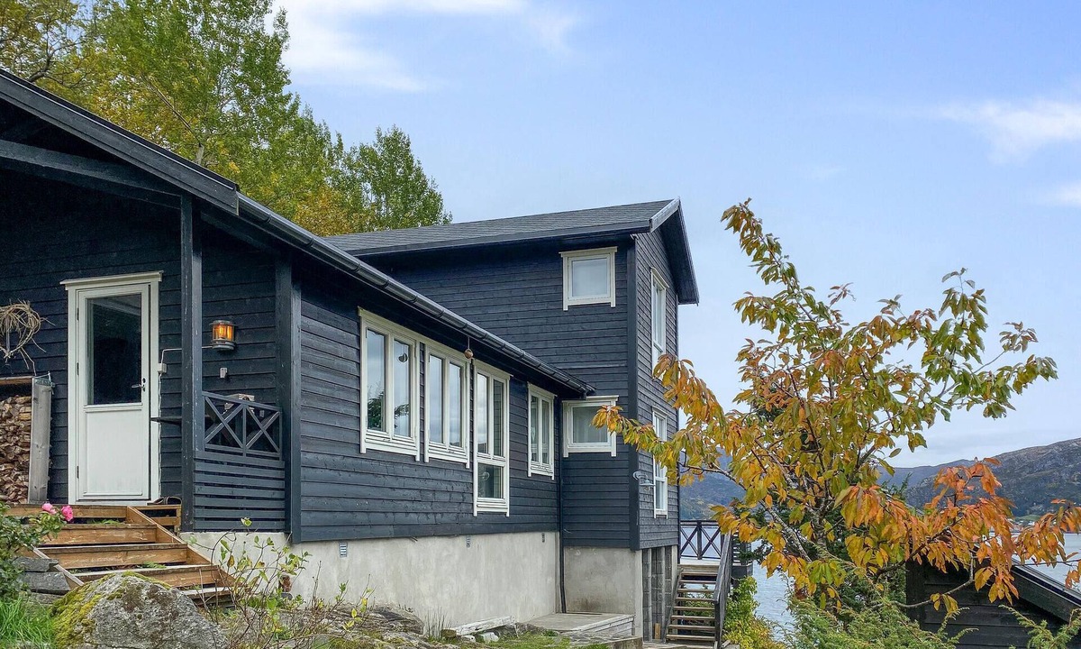 Vagsoy House | 4 bedroom nice home in Deknepollen
