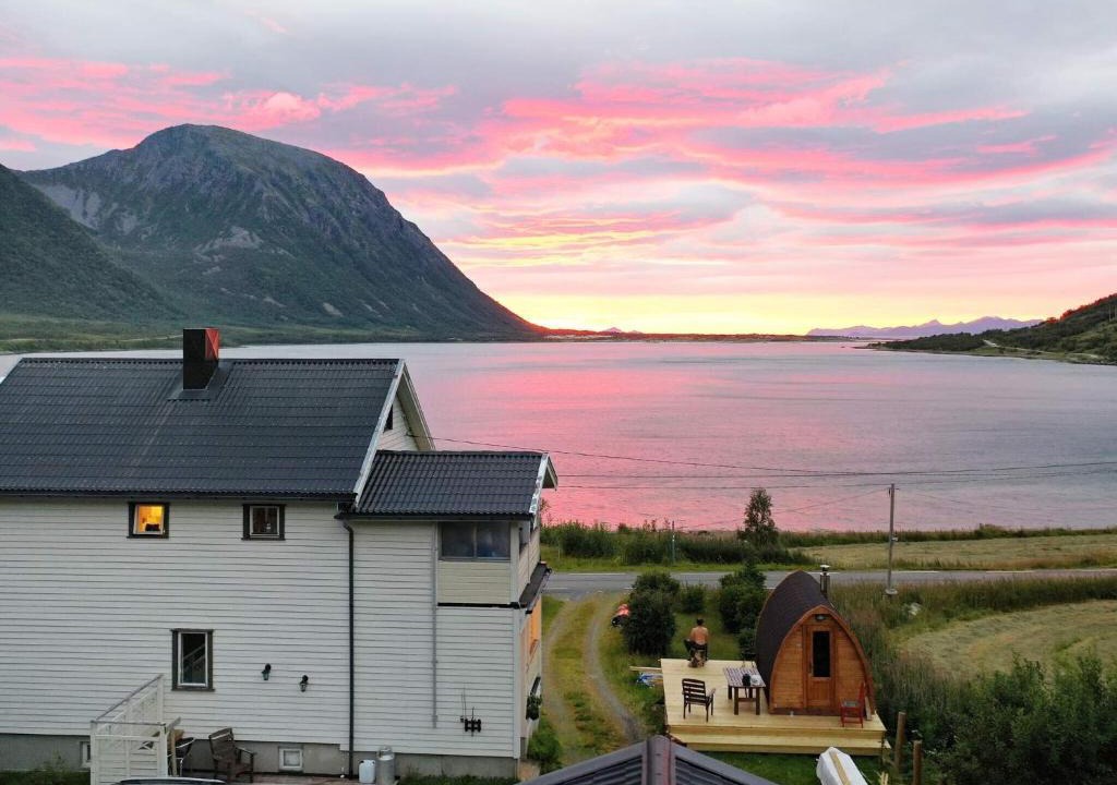 Austvagoy Apartment | 4 person holiday home in LAUPSTAD