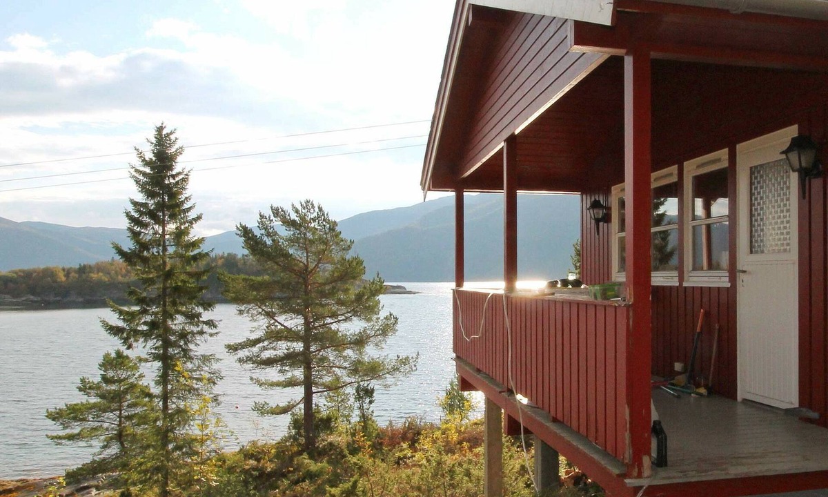 Naeroy House | 4 person holiday home in Foldereid