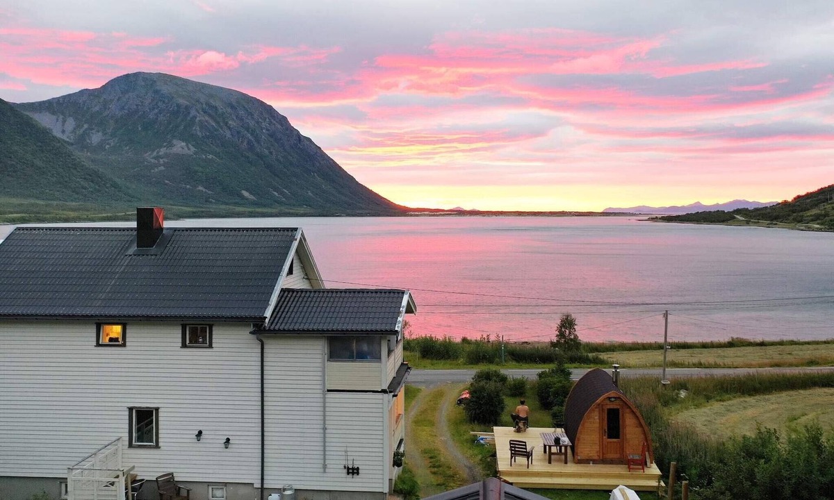 Austvagoy Apartment | 4 person holiday home in LAUPSTAD