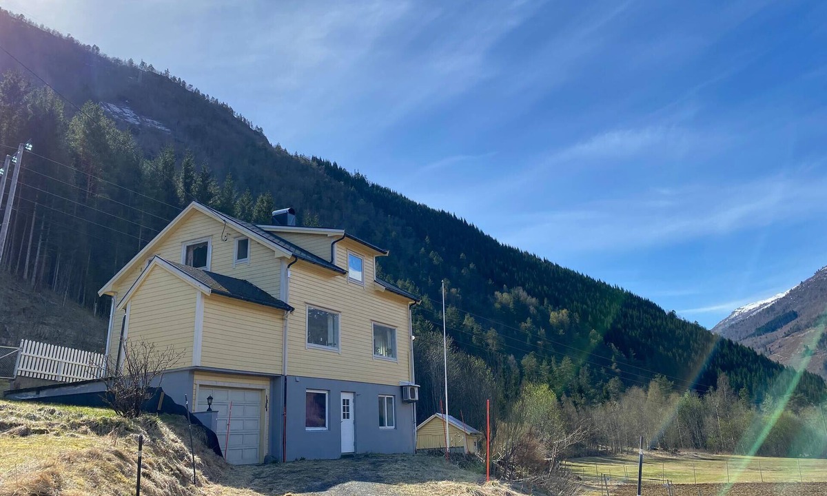Valldal House | 5 bedroom awesome home in Valldal