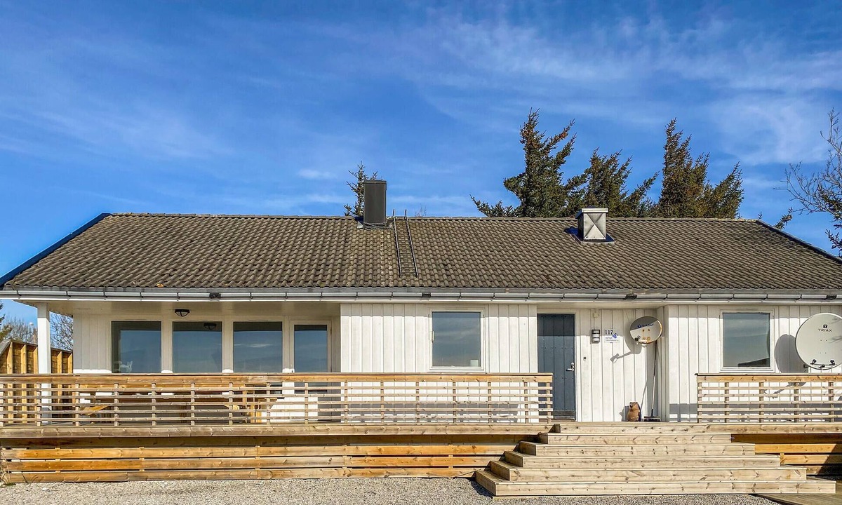 Bogoyvaer House | 5 bedroom beach front home in Kverva