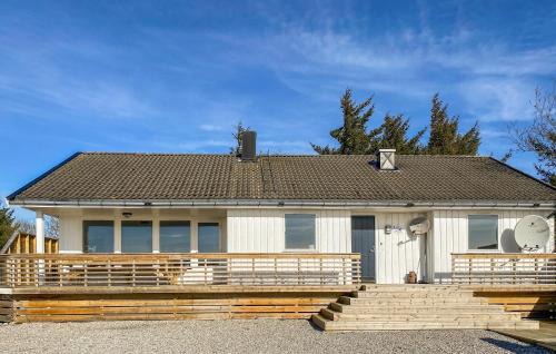 Bogoyvaer House | 5 Bedroom Beach Front Home In Kverva