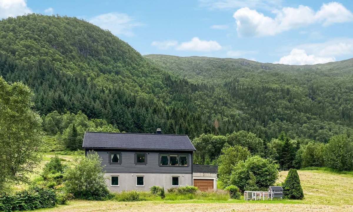 Vanylven House | 5 bedroom lovely home in Syvde