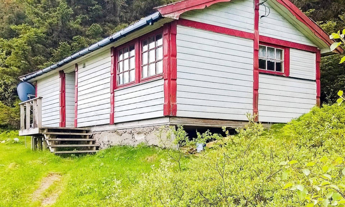 Meloy House | 5 person holiday home in Engavågen