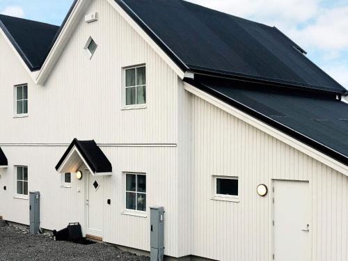 Dyrvik House | 6 person holiday home in Kverva