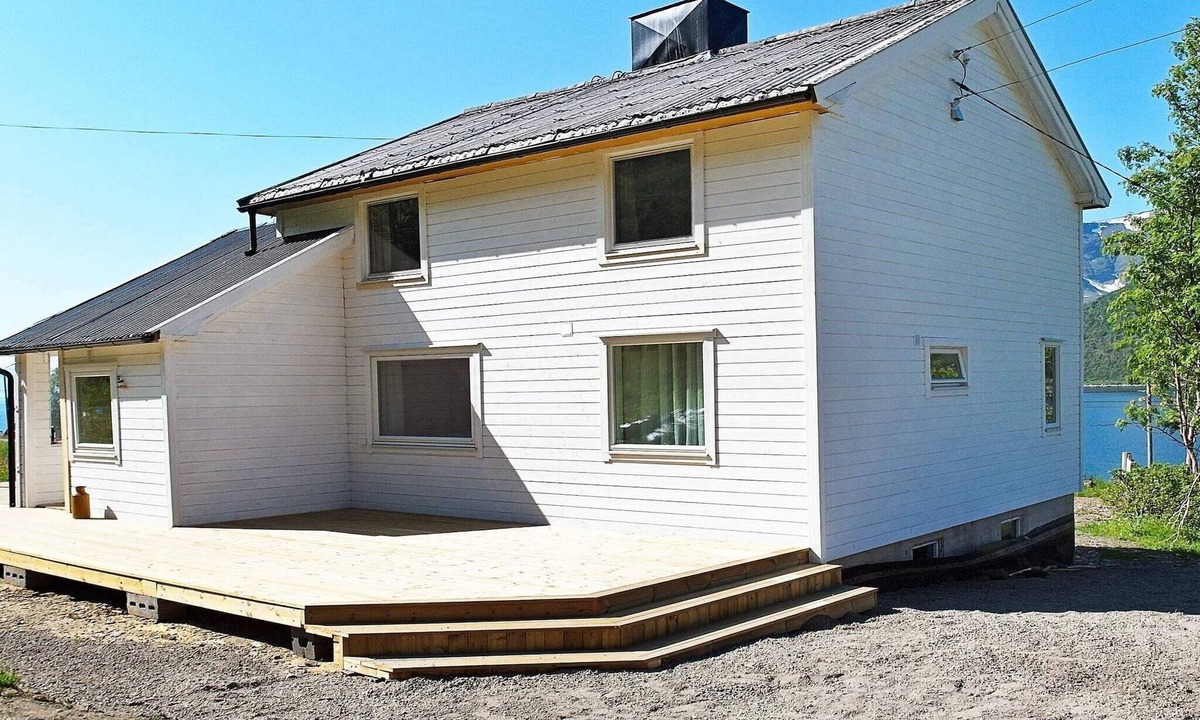 Skjervoy House | 8 person holiday home in Arnøyhamn