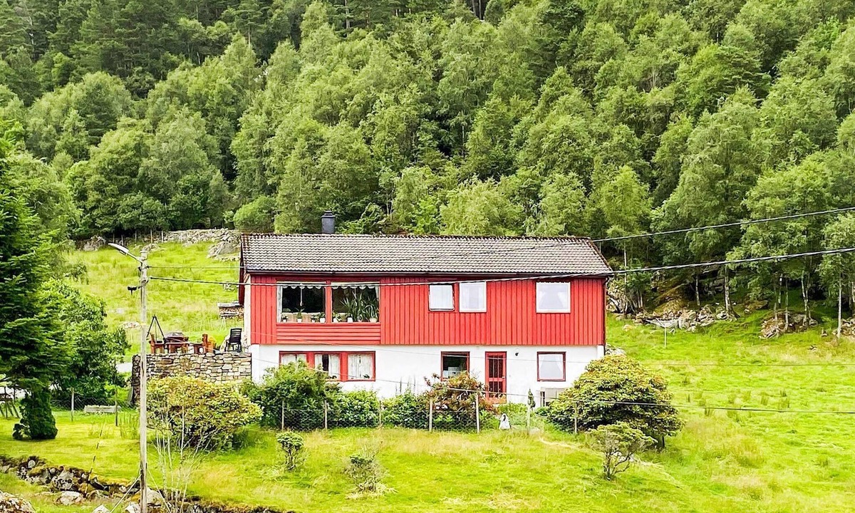 Vinnes House | 9 person holiday home in Reksteren