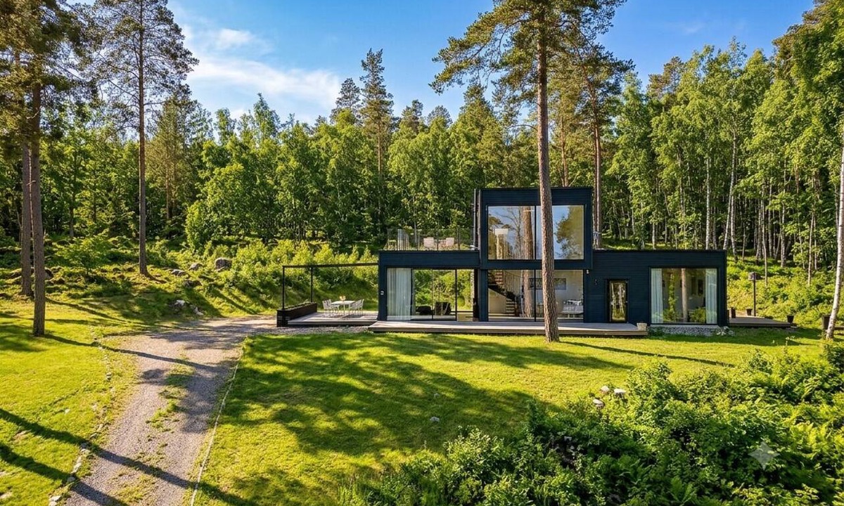 Adelso House | Airy house with large glass fronts on Adelsö