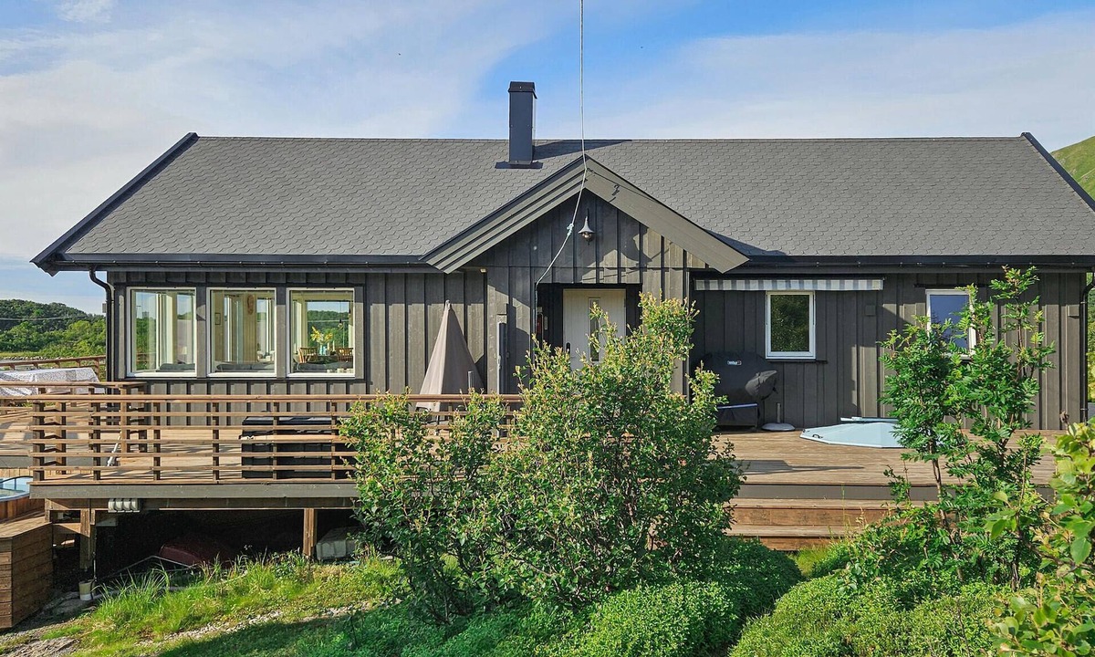 Nordmela House | Amazing home in Bleik with lake view