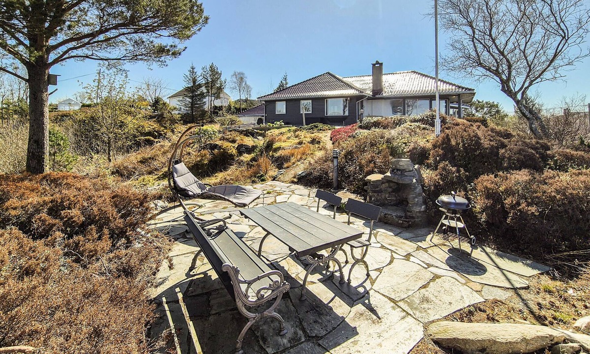 Ytrebygda House | Amazing home in Hjellestad with house sea view
