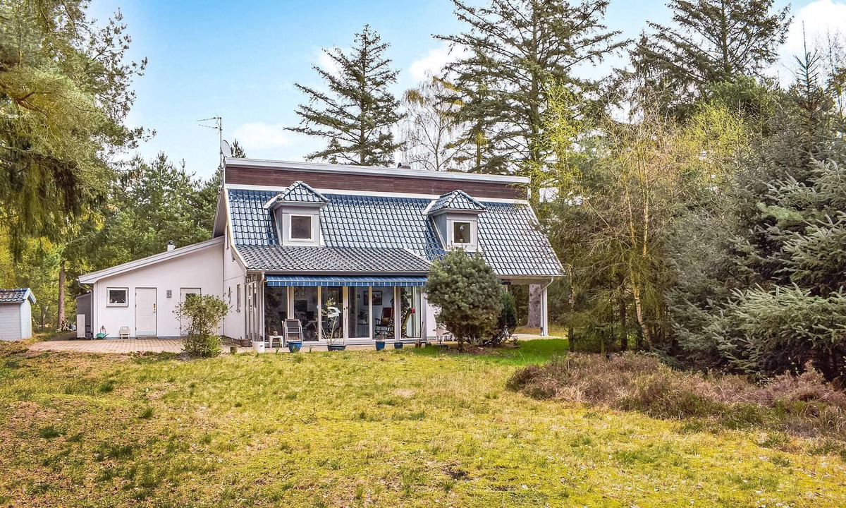 Ljunghusen House | Amazing home in Höllviken with WiFi