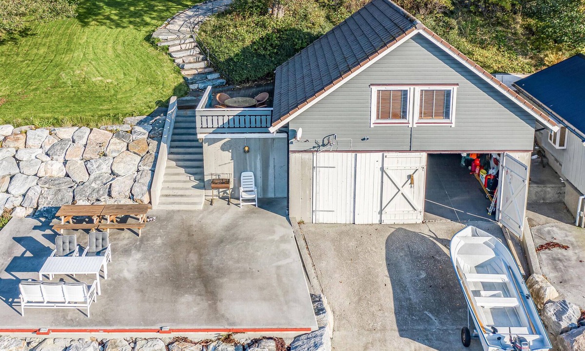 Hundeidvik House | Amazing home in Hundeidvik with ethernet internet