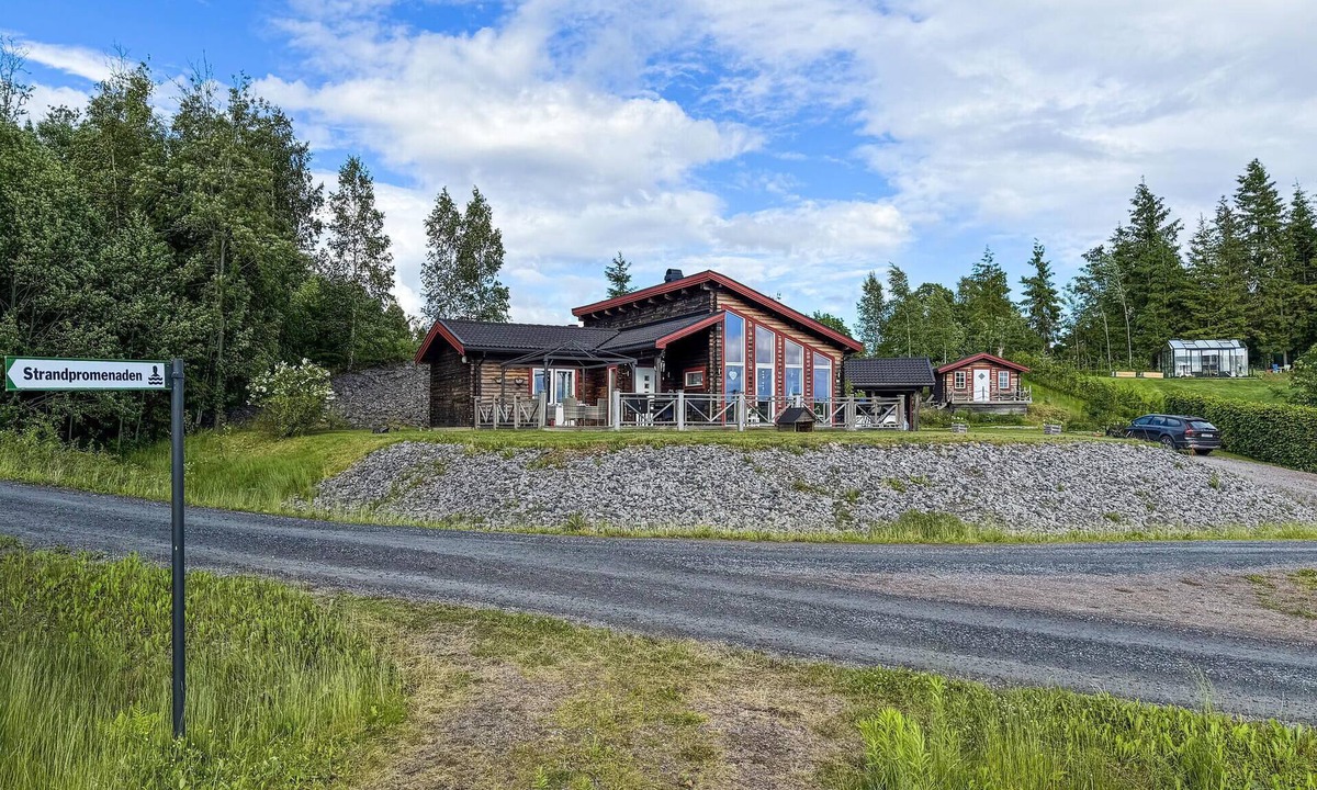 Kil House | Amazing home in Kil with lake view