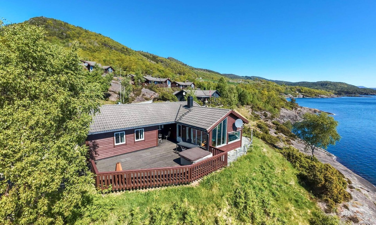 Hervik House | Amazing home in Liarvåg with sauna