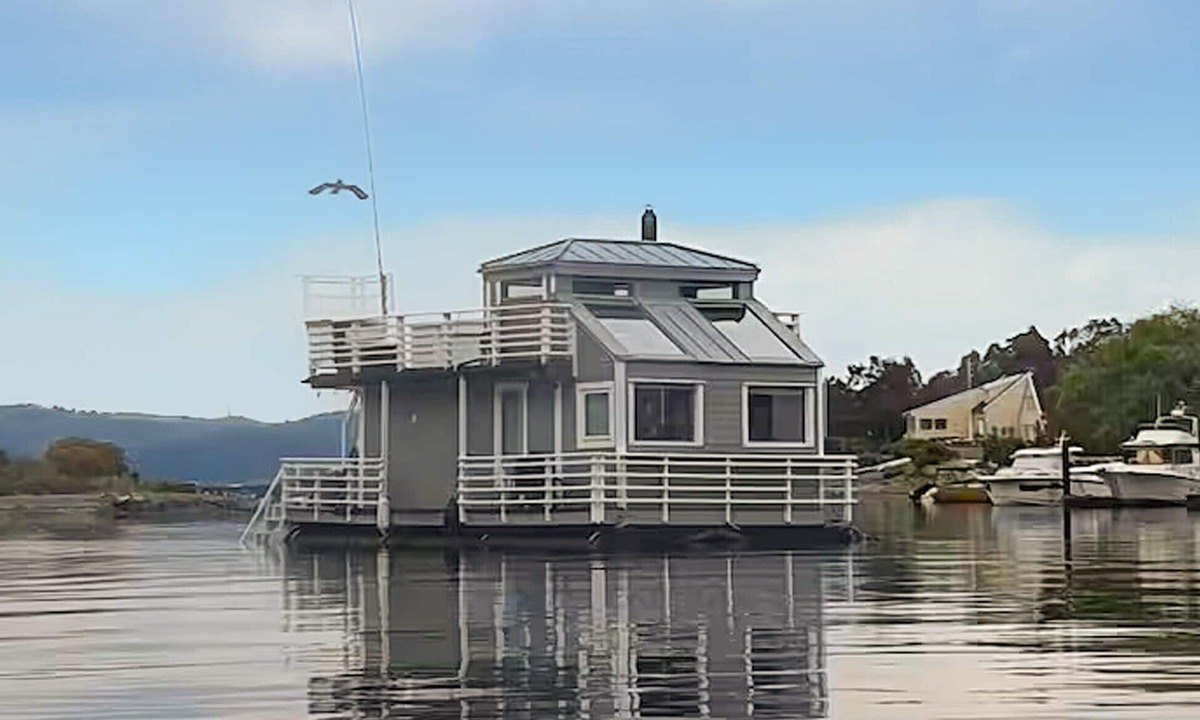 Lervik Boat Rental | Amazing ship in Manstad with house sea view