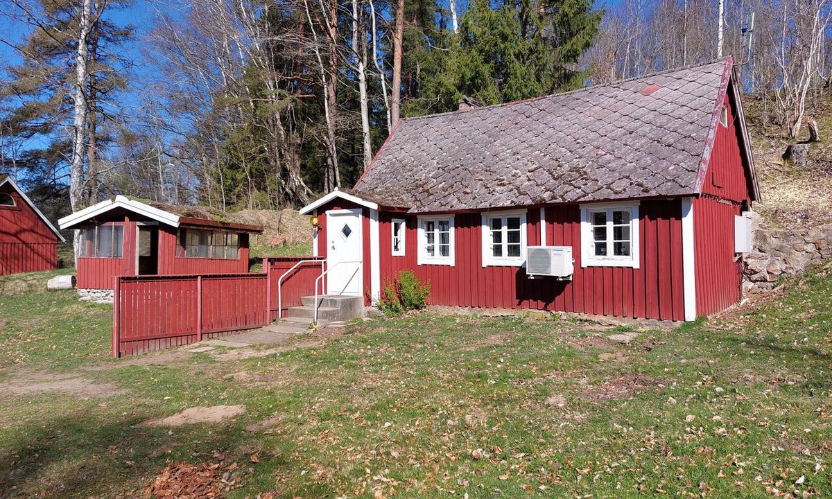 Horja Cabin | An easily accessible cabin with a fireplace near a hiking area outside Hässleholm