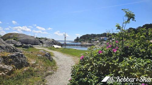 Hoviksnas House | Apartment in Höviksnäs, 300 m from the sea with a view of the Tjörn Bridge SE09112