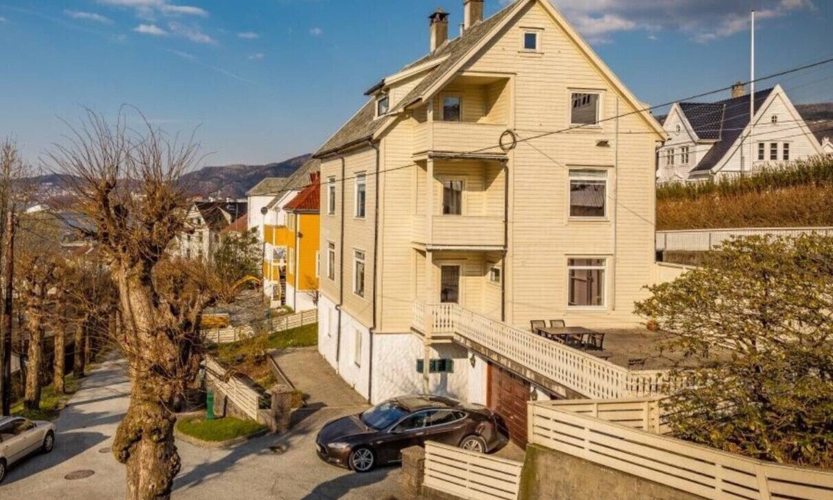 Laksevag Apartment | Apartment with sea and mountain view