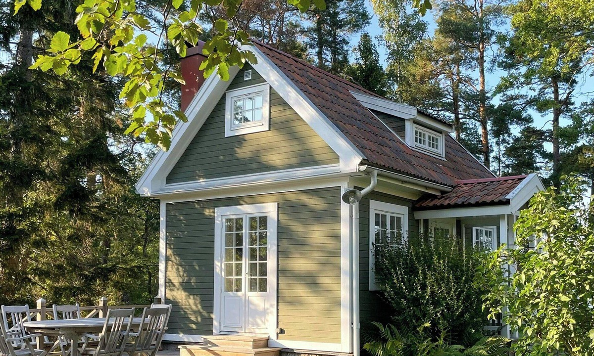 Vaxholm House | Archipelago cottage with private pier near Vaxholm
